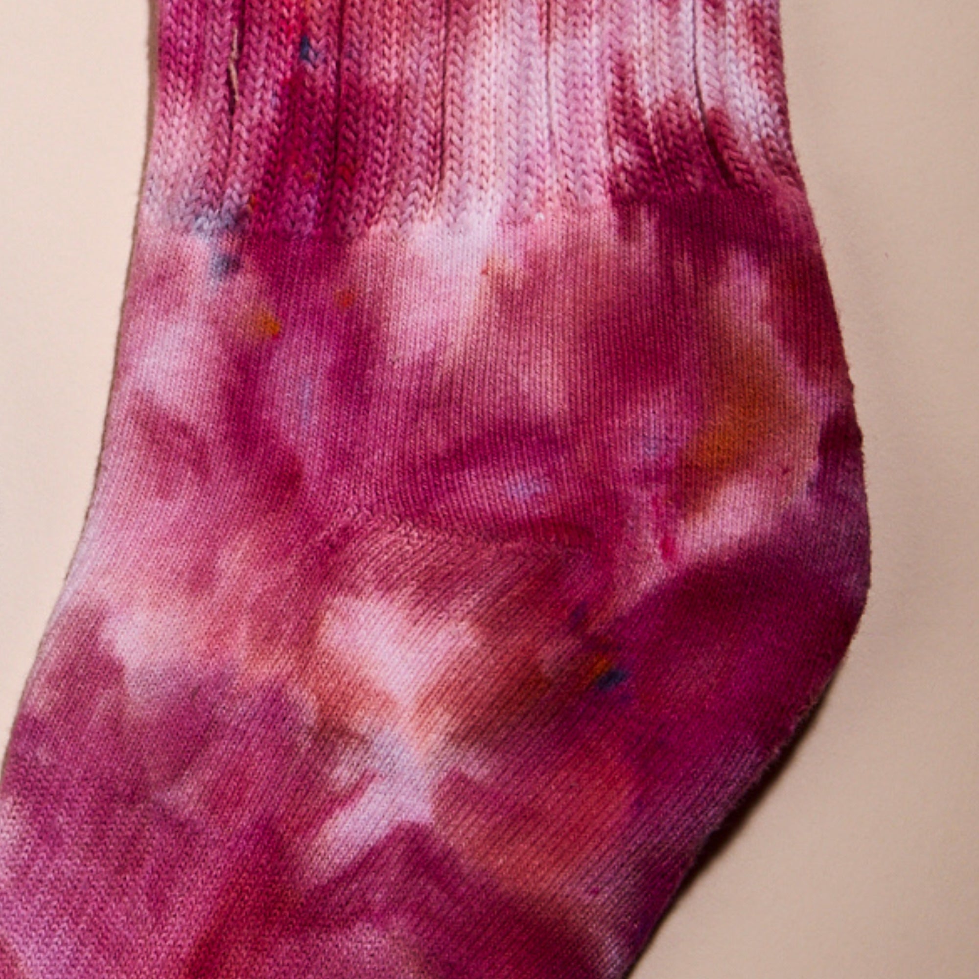 a closeup on the heel of the hand-dyed crew sock's Winterberry color.